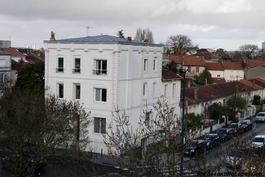 À l'angle de la rue de Canolle et de la rue Marceau se dresse un immeuble blanc de 2 étages construit en 1923. Appuyée contre celle-ci une maison à un étage...